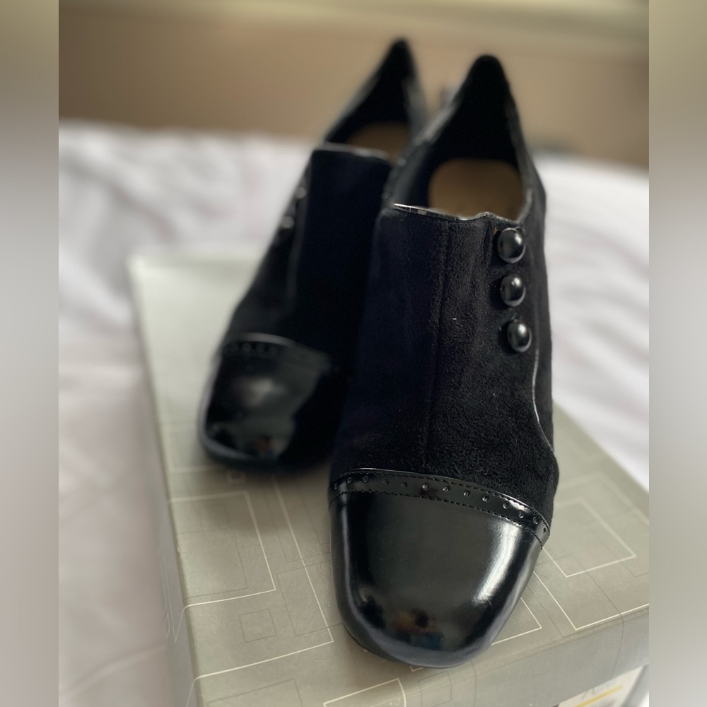 Women’s Suede Heels With Side Buttons Detail Size 7 1/2